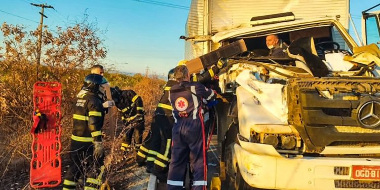 Acidente entre caminhão e caçamba deixa ferido preso às ferragens na RN-233, em Paraú