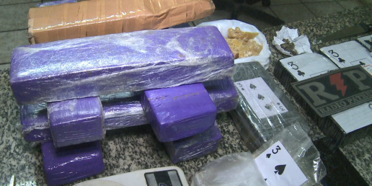 Polícia Militar apreende quase 16 kg de drogas e arma de fogo em Mossoró