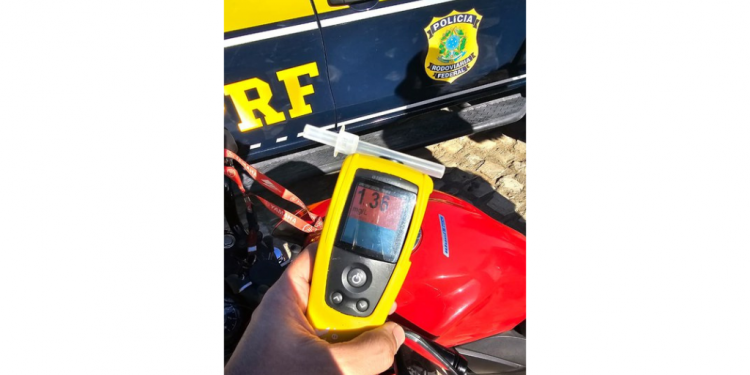 Condutor embriagado é preso enquanto ziguezagueava moto na BR-304, em Mossoró