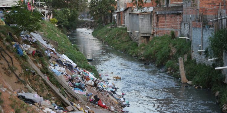 Despejo inadequado de esgoto cai para 15,9% no RN, mas ainda está acima da média nacional