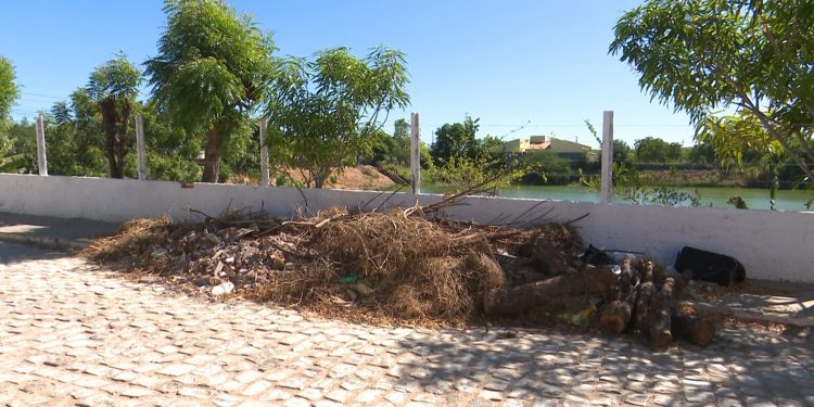 Moradores denunciam descarte irregular de lixo e esgoto em lagoa do Conjunto Santa Júlia, em Mossoró