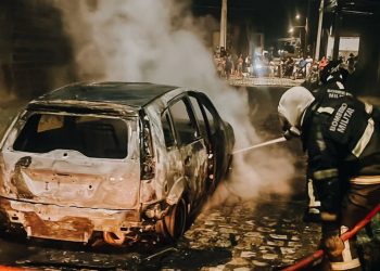 Carro fica destruído após pegar fogo no bairro Barrocas
