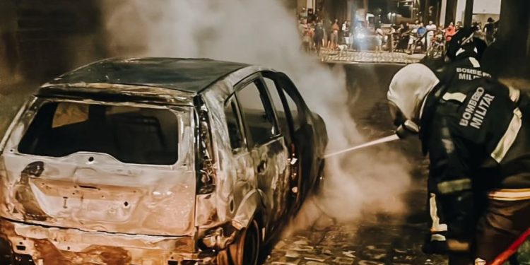 Carro fica destruído após pegar fogo no bairro Barrocas