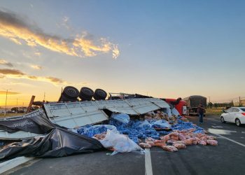 Carreta carregada com produtos de limpeza tomba na rotatória do Thermas em Mossoró