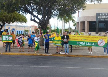 Ato “Reaja Brasil” reúne conservadores em frente ao Teatro Municipal em Mossoró