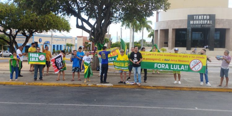 Ato “Reaja Brasil” reúne conservadores em frente ao Teatro Municipal em Mossoró