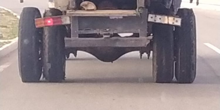 Caminhão em péssimo estado de conservação é apreendido pela PRF na BR-304, em Assú