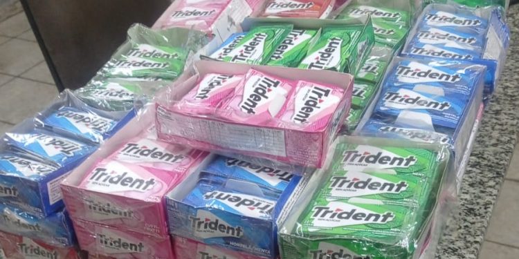 Jovens são presas após furto de caixas de chicletes em supermercado de Mossoró