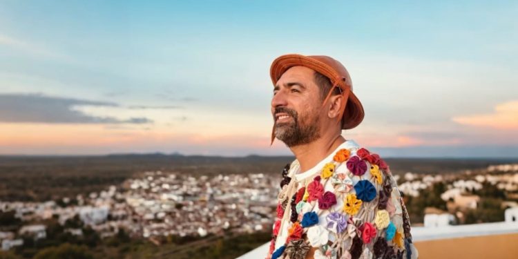 Usando a coroa do sertão, potiguar se torna embaixador da cultura nordestina na Califórnia