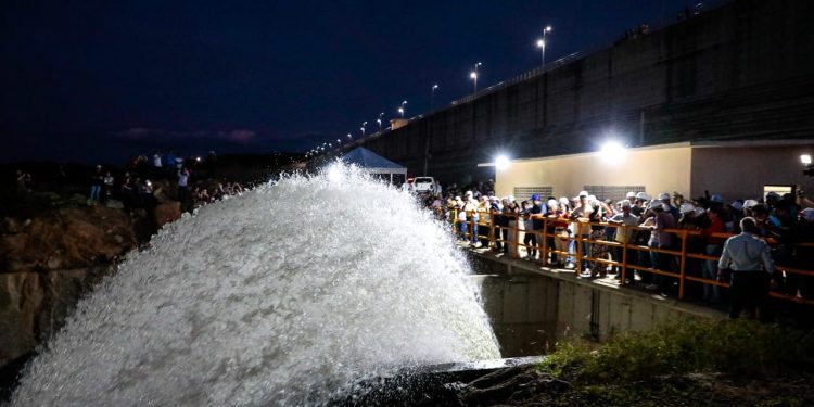 Abertura das comportas: águas do Rio São Francisco seguem para Itajá