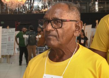 Aos 57 anos, aluno do EJA reencontra os estudos e apresenta na Feira de Ciências da 12ª Direc