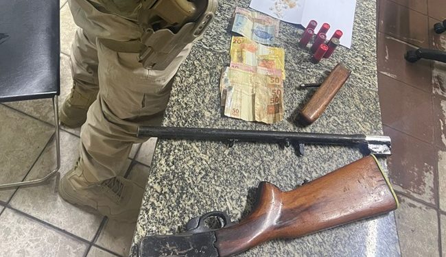 Casal é preso por porte ilegal de arma e tráfico de drogas na BR-304 em Mossoró
