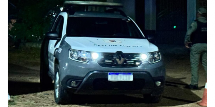 Criminosos invadem casa durante madrugada e atiram contra jovem em Tibau