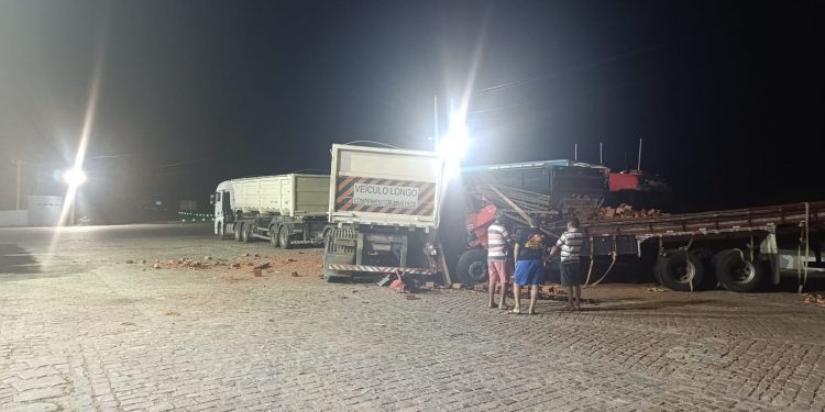 Motorista de caminhão morre após colisão com carreta na BR-304, em Angicos