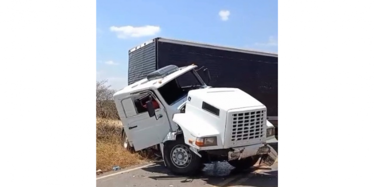 Acidente com carreta causa interdição total na BR-405 em Itaú
