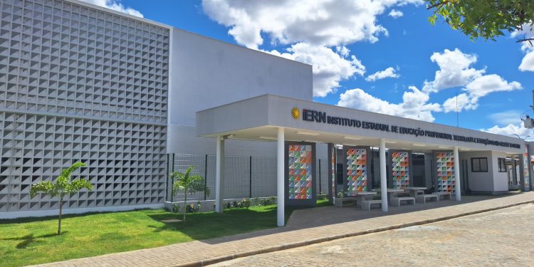 Governadora assina ordem de serviço para construção do IERN de Mossoró