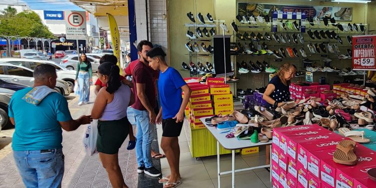 Comércio do Centro funciona normalmente no feriado da Abolição em Mossoró