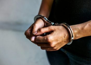 Mãe é presa ao violar medida protetiva e tentar se aproximar de filha de 14 anos