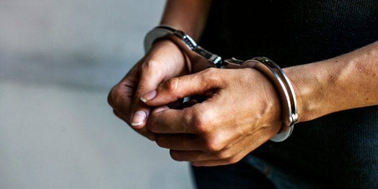 Mãe é presa ao violar medida protetiva e tentar se aproximar de filha de 14 anos