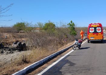 Motorista morre após tombamento de caminhão na BR-405, em Itaú