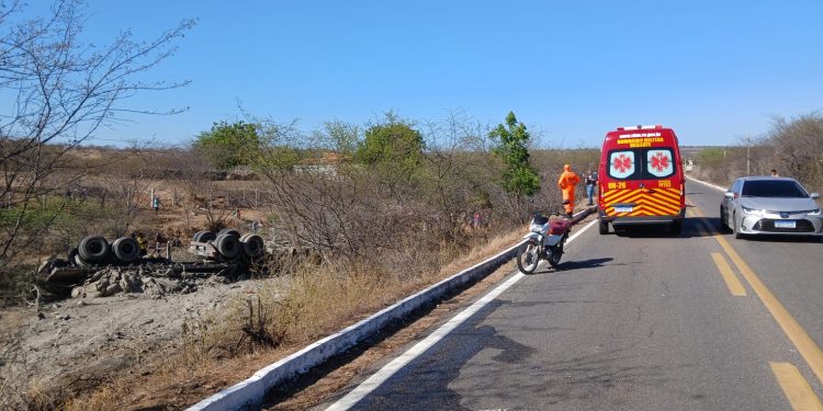 Motorista morre após tombamento de caminhão na BR-405, em Itaú