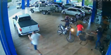 Tiroteio em loja de veículos em São Miguel deixa três mortos; veja vídeo