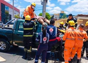 Motociclista é arremessado sobre veículo em acidente no bairro Aeroporto