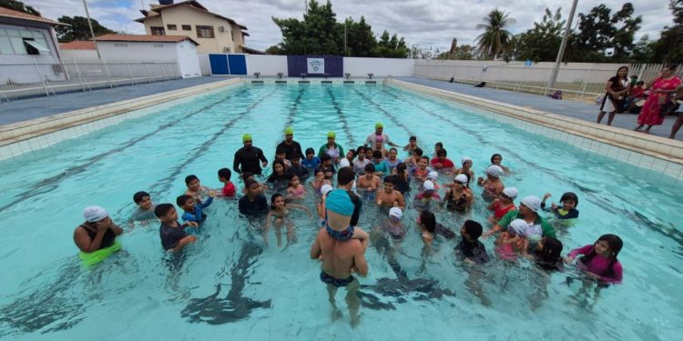 Uern expande projeto Nadar Mais para crianças em Assú
