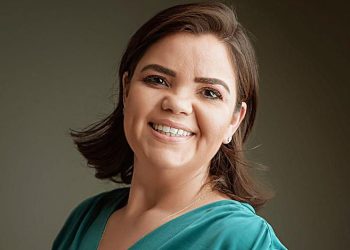 Reitora da Uern lança livro na Bienal de Pernambuco