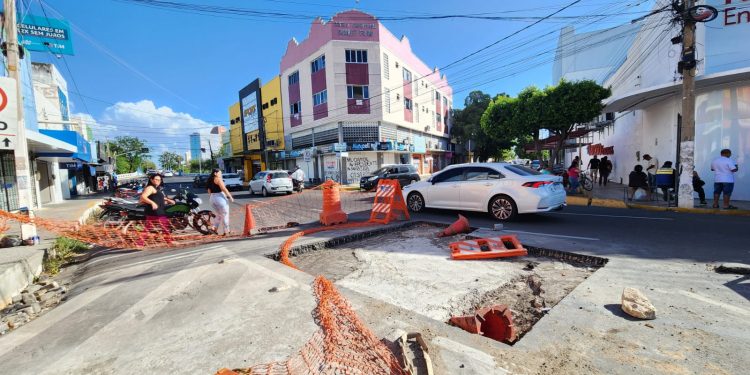 Caern realiza obra para retirada de vazamento e reconstrução de galeria no Centro de Mossoró